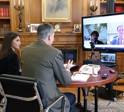 Sus Majestades los Reyes conversan con el presidente de CEHAT y de ASHOTEL, Jorge Marichal